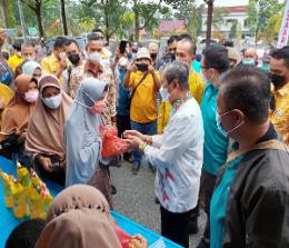 Gubernur Riau ketika secara simbolik menyerahkan minyak goreng murah kepada masyarakat. 